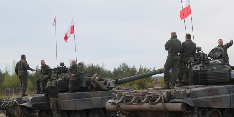 Polské tanky PT-91 Twardy na cvičení Spear 2022. Tyto stroje dodalo Polsko Ukrajině.