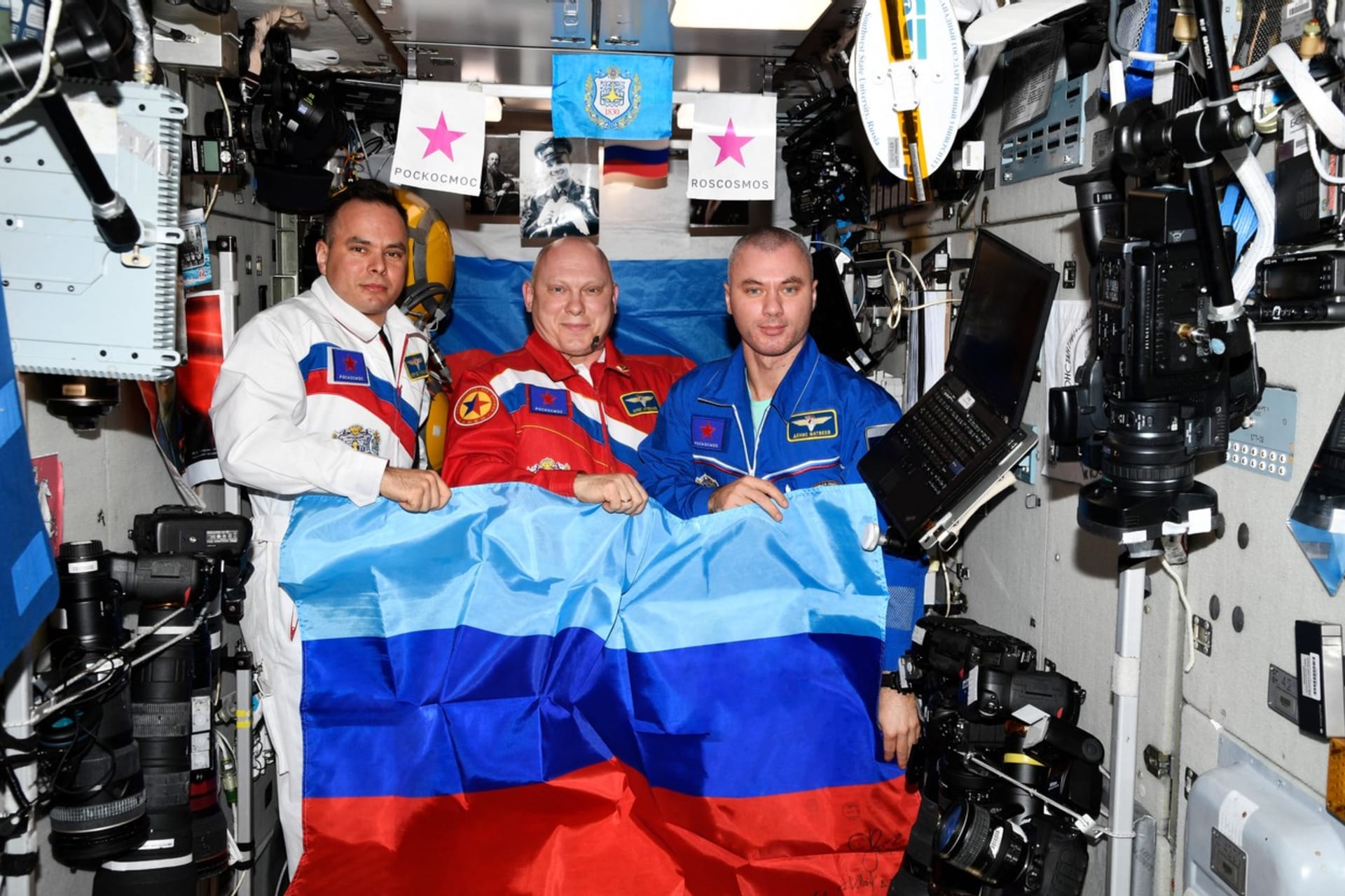 Ruští kosmonauti na Mezinárodní vesmírné stanici pózují s vlajkou samozvané Luhanské lidové republiky.