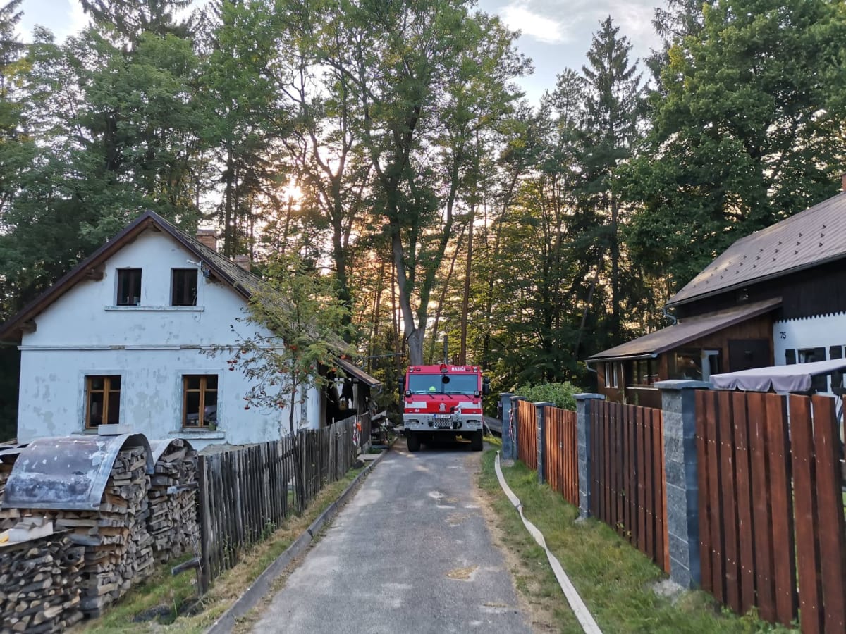 Mezná u Hřenska v pondělí večer, těsně před evakuací. Obec následně zpustošil oheň.