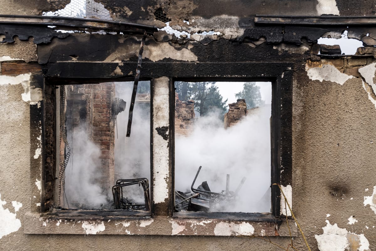 Lidé, kterým oheň poškodil majetek, mohou získat finanční pomoc.