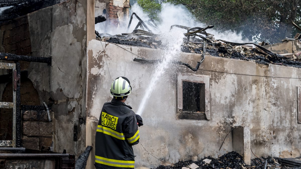 Hasiči bojují s požárem v obci Mezná.