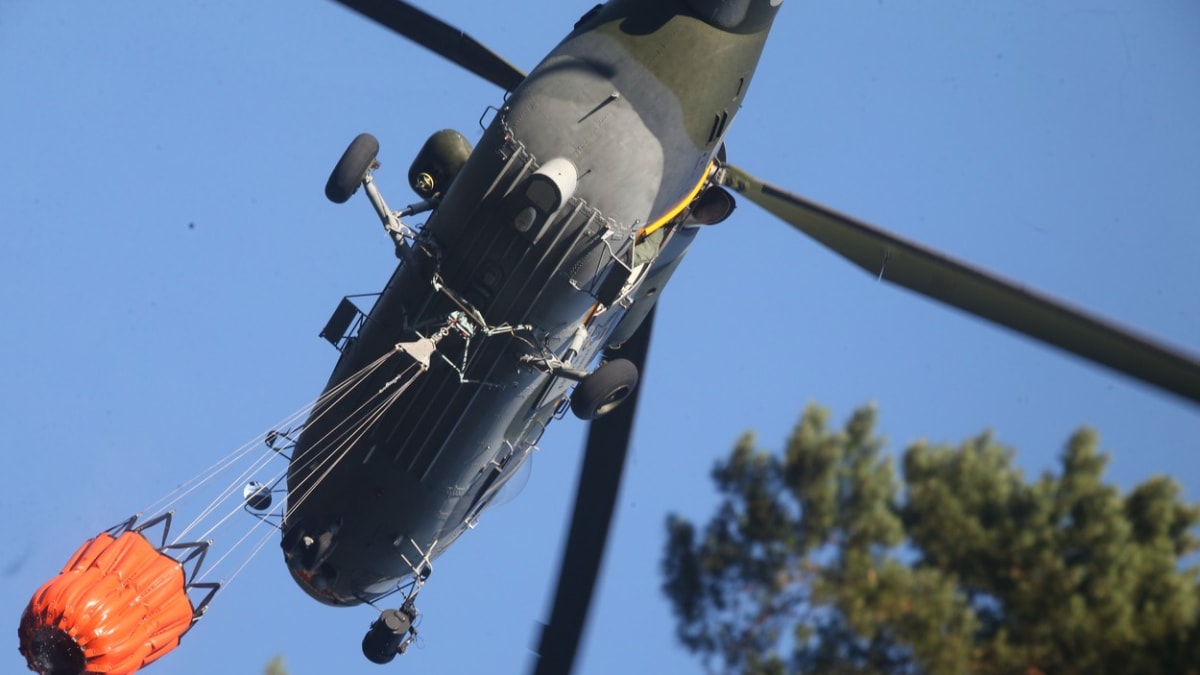 Vrtulník nabírá vodu z Labe.