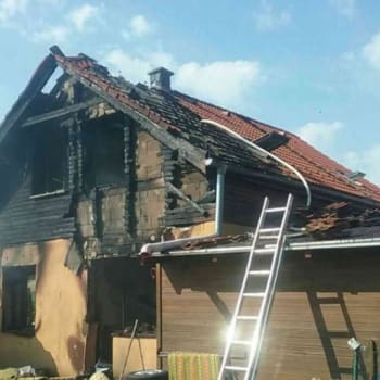 Požár rodinného domu v obci Ižipovce nepřežil otec tří dětí Miroslav. 