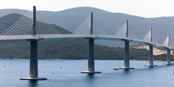 Chorvaté otevírají klíčový most, který zrychlí dopravu. V zemi navíc zlevňují pohonné hmoty