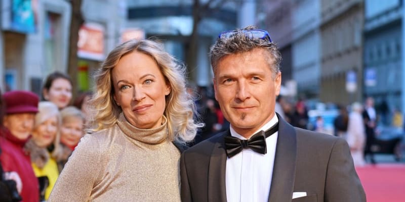 Alena Antalová s manželem Josefem Juráčkem tvoří krásný pár. Mají spolu čtyři děti.