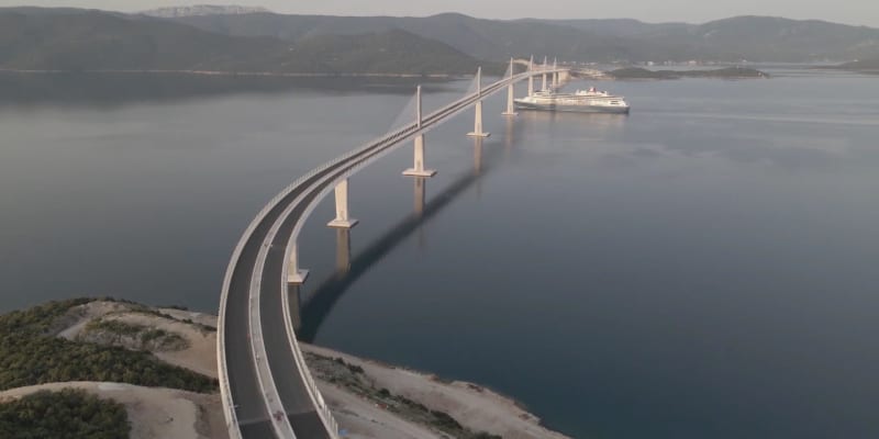 Chorvaté v úterý večer otevírají most, který propojuje pevninskou část země a poloostrov Pelješac.