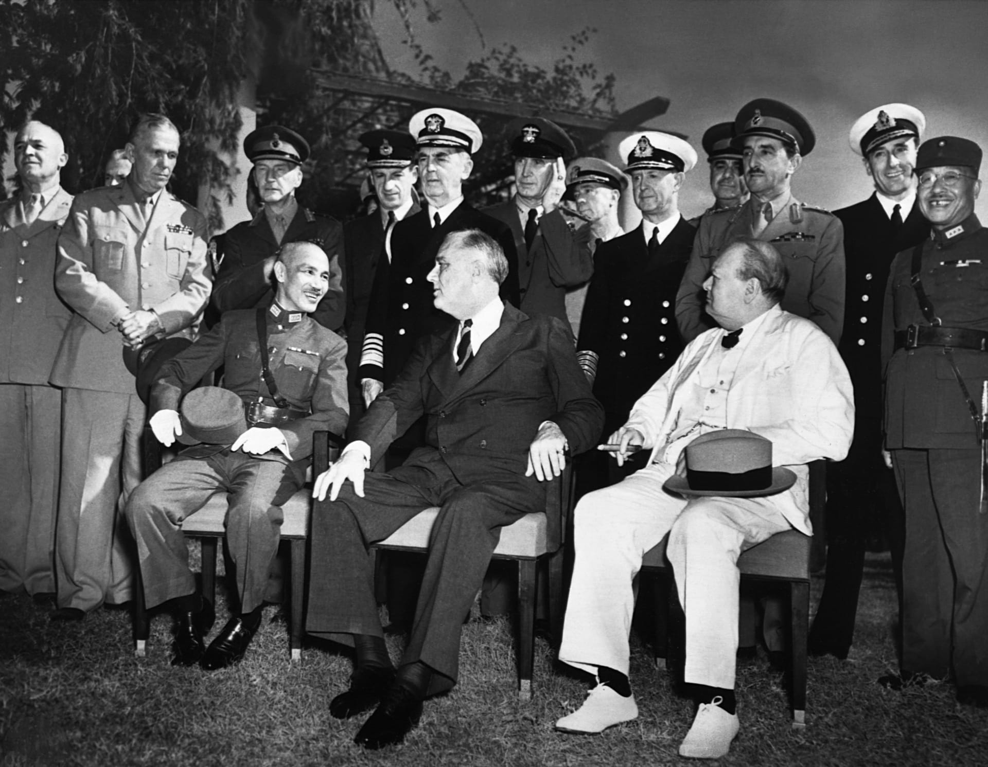 Generál Čankajšek (sedící vlevo) v roce 1943 na konferenci v Káhiře spolu s Winstonem Churchillem a Franklinem D. Rooseveltem