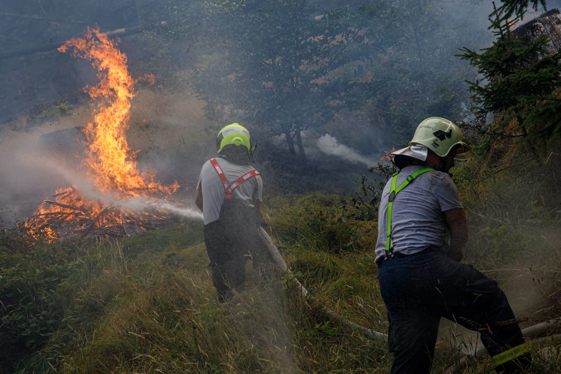 Hasiči bojují s požárem v národním parku už několik dní.
