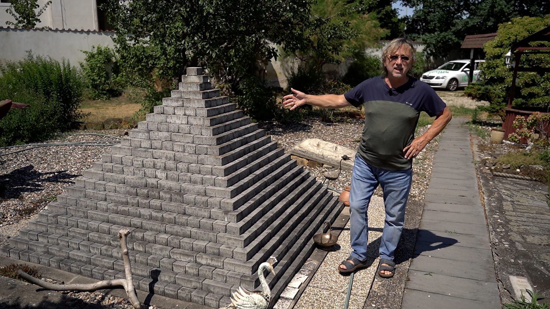 Dalibor Janda ukázal pyramidu. 