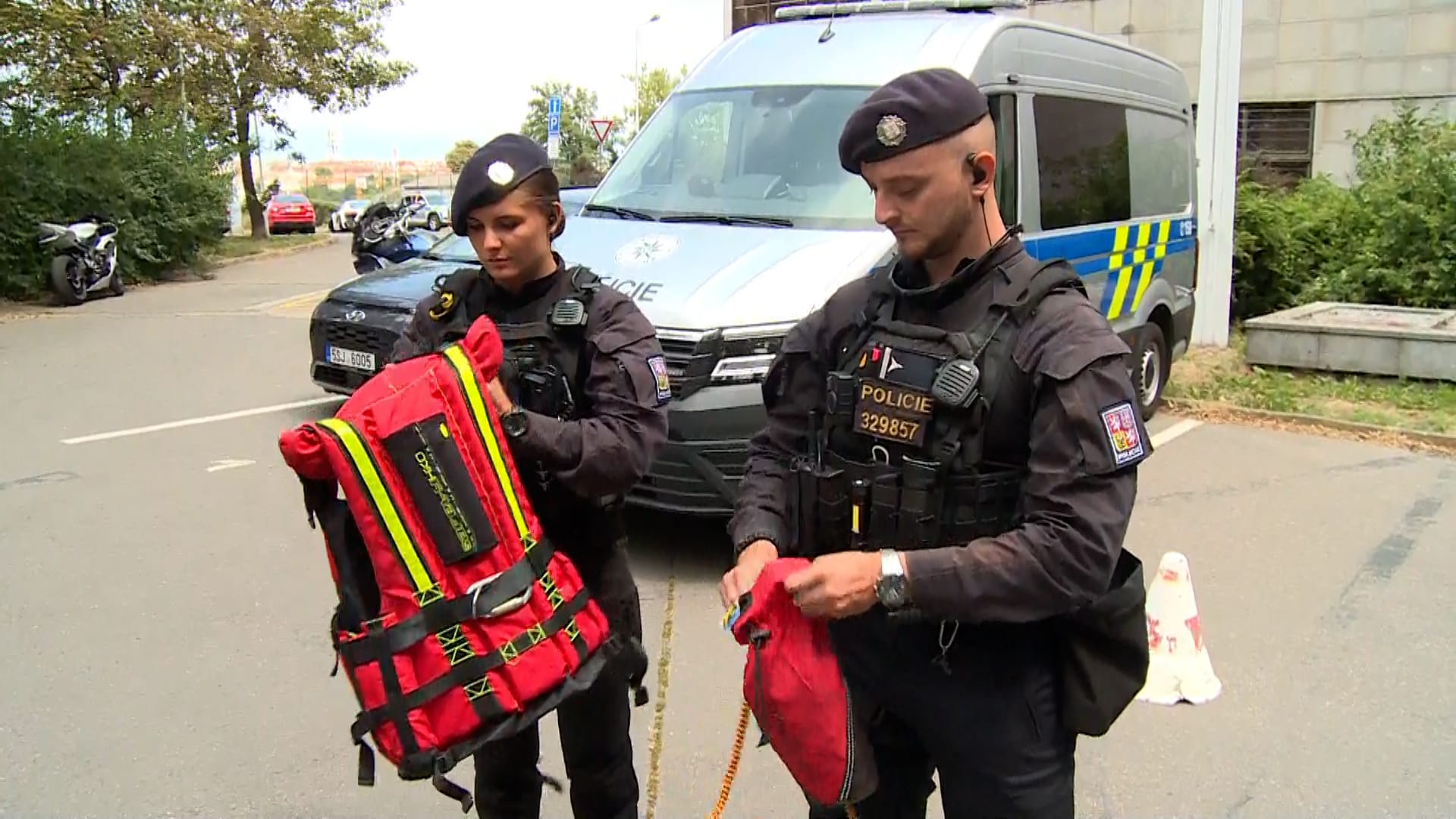 Mladá policistka skočila do Vltavy pro seniora