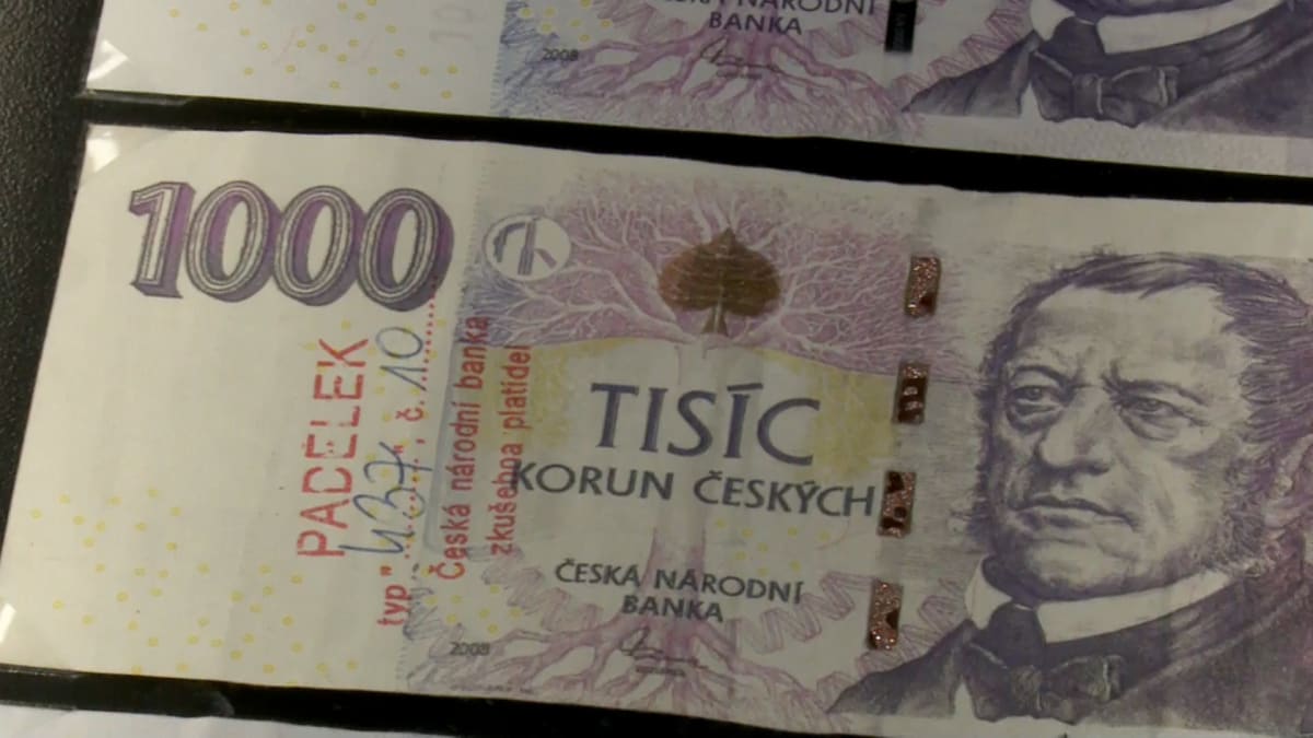 Muž si na tiskárně vytiskl desítky bankovek