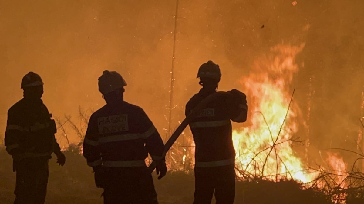 V Českém Švýcarsku s ohněm bojuje na několik stovek hasičů.