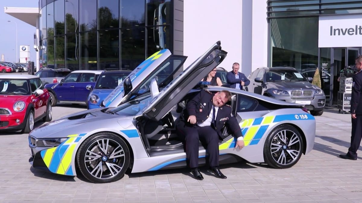 Hybridní supersporty BMW i8 měla policie před pár lety pronajaté. Tehdejší policejní ředitel jihomoravské policie Leoš Tržil měl při nastupování menší komplikace.