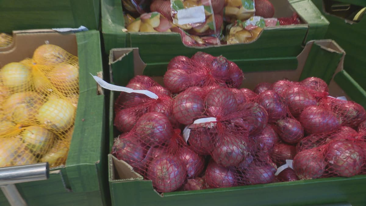 Supermarkety jsou plné cibule z Nového Zélandu