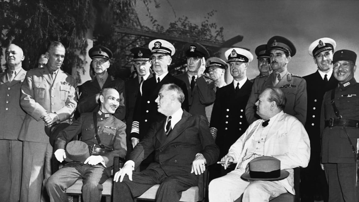 Generál Čankajšek (sedící vlevo) v roce 1943 na konferenci v Káhiře spolu s Winstonem Churchillem a Franklinem D. Rooseveltem