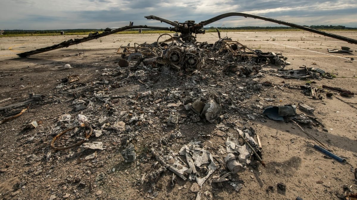 Trosky zničeného ruského vrtulníku v Hostomelu (8. července 2022)