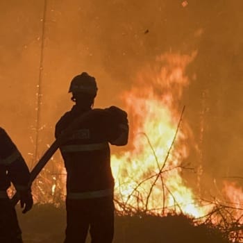 V Českém Švýcarsku s ohněm bojuje na několik stovek hasičů.
