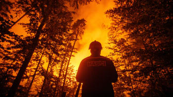 OBRAZEM: Boj s ohnivým živlem navzdory vyčerpání. Nové snímky ukazují únavu hasičů