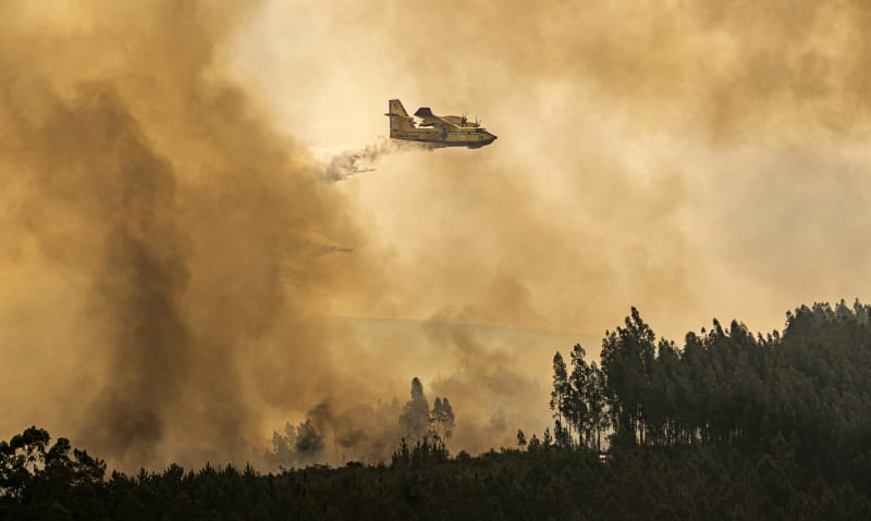 Letadlo Canadair CL-415 italských hasičů zasahovalo v polovině července i v Portugalsku.