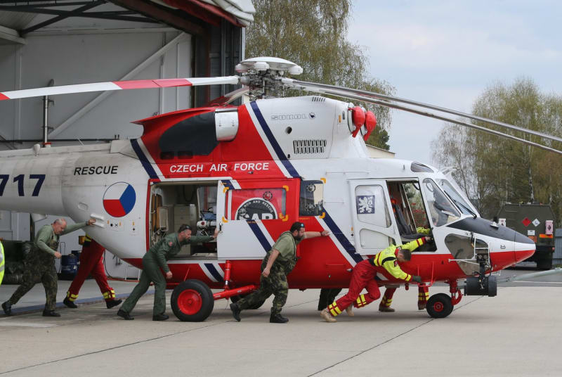 Do hašení požáru se zapojila rovněž technika české armády, konkrétně záchranářské vrtulníky W-3A Sokó. 