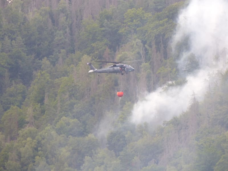 K leteckému hašení v Hřensku se připojil vrtulník z Polska i Slovenska.