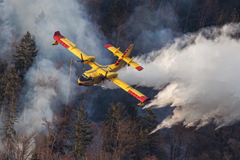 Letadlo Canadair CL-415 zasahovalo v březnu 2022 během požárů ve Slovinsku.