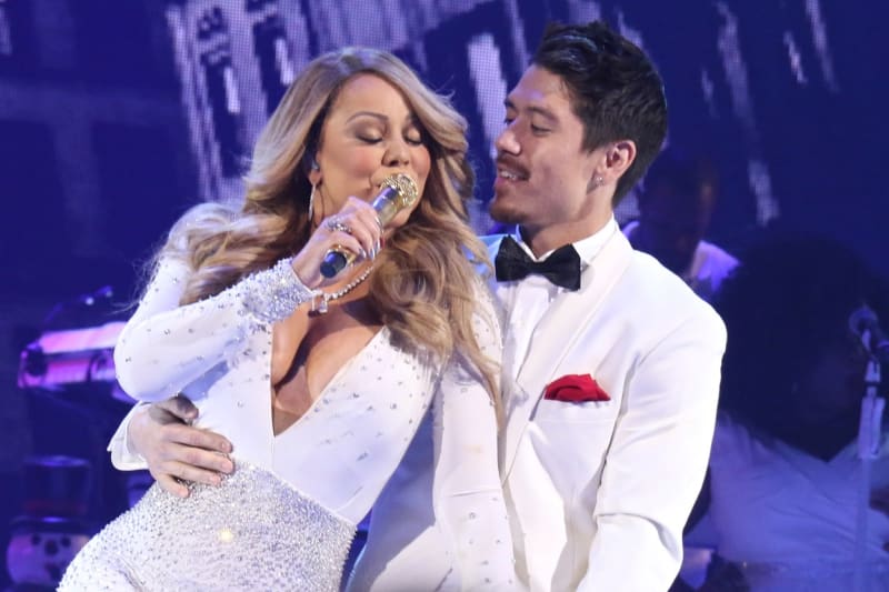 Mariah Carey s choreografem Bryanem Tanakou během svého vystoupení (2016)