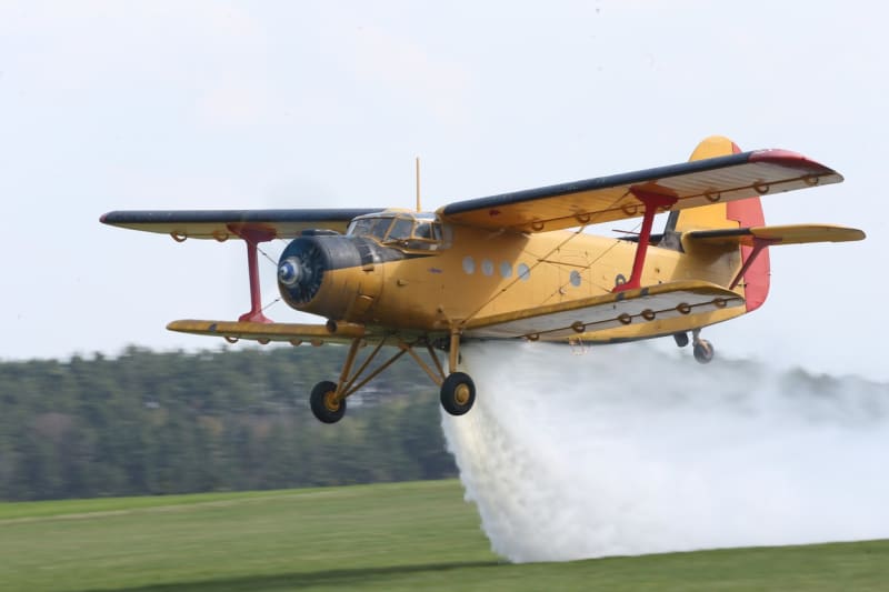 Antonov AN-2 se osvědčil především v zemědělství, pomáhá ale také při hašení požárů.