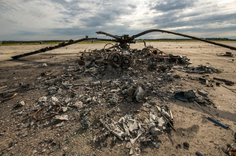 Trosky zničeného ruského vrtulníku v Hostomelu (8. července 2022)