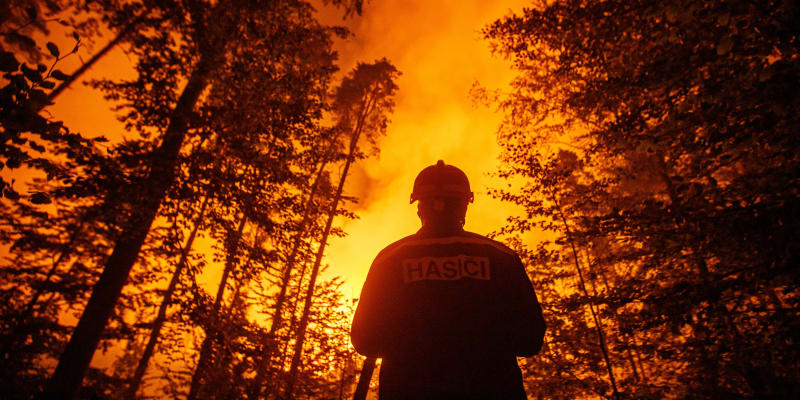 Požár v Českém Švýcarsku se rozšířil až na tisíc hektarů lesní plochy.