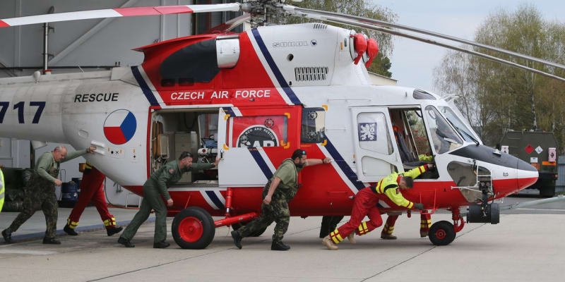 Do hašení požáru se zapojila rovněž technika české armády, konkrétně záchranářské vrtulníky W-3A Sokó. 