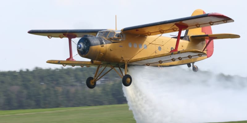 Antonov AN-2 se osvědčil především v zemědělství, pomáhá ale také při hašení požárů.