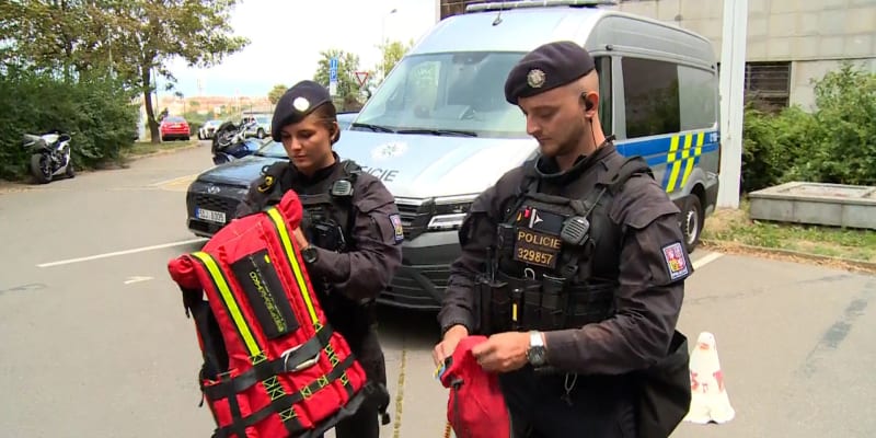Mladá policistka skočila do Vltavy pro seniora