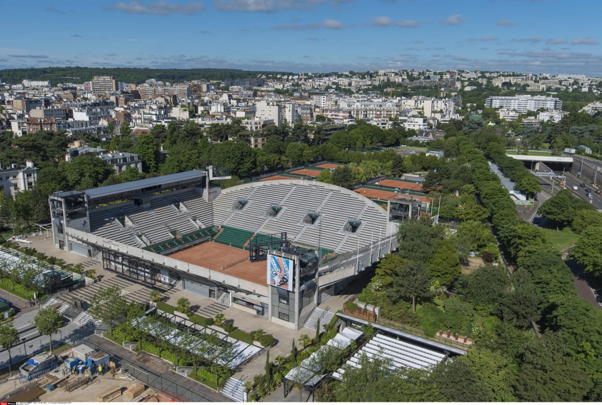 Tenisové soutěže bude na LOH 2024 hostit areál Roland-Garros. 
