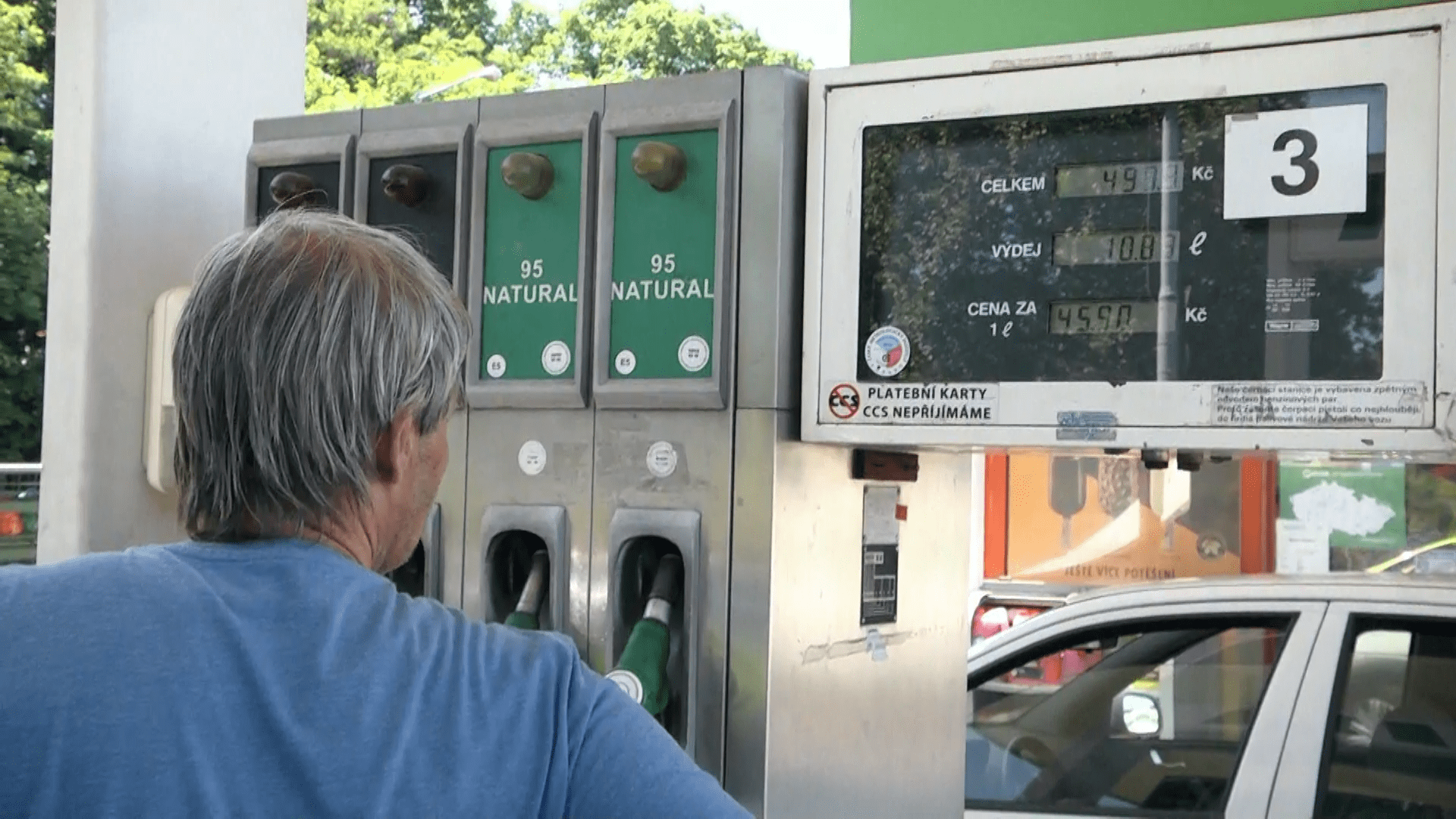 U stojanu specifikaci daného druhu tankovaného paliva nepoznáte, čerpadláři mají ale povinnost dodávat benzin či naftu vhodnou pro příslušné roční období.