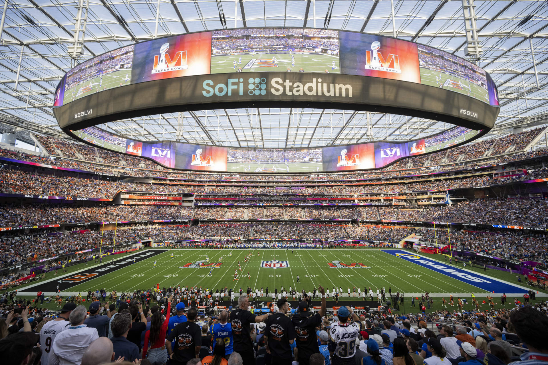 SoFi Stadium v Los Angeles se naplní až 70 tisíc fotbalovými příznivci. 