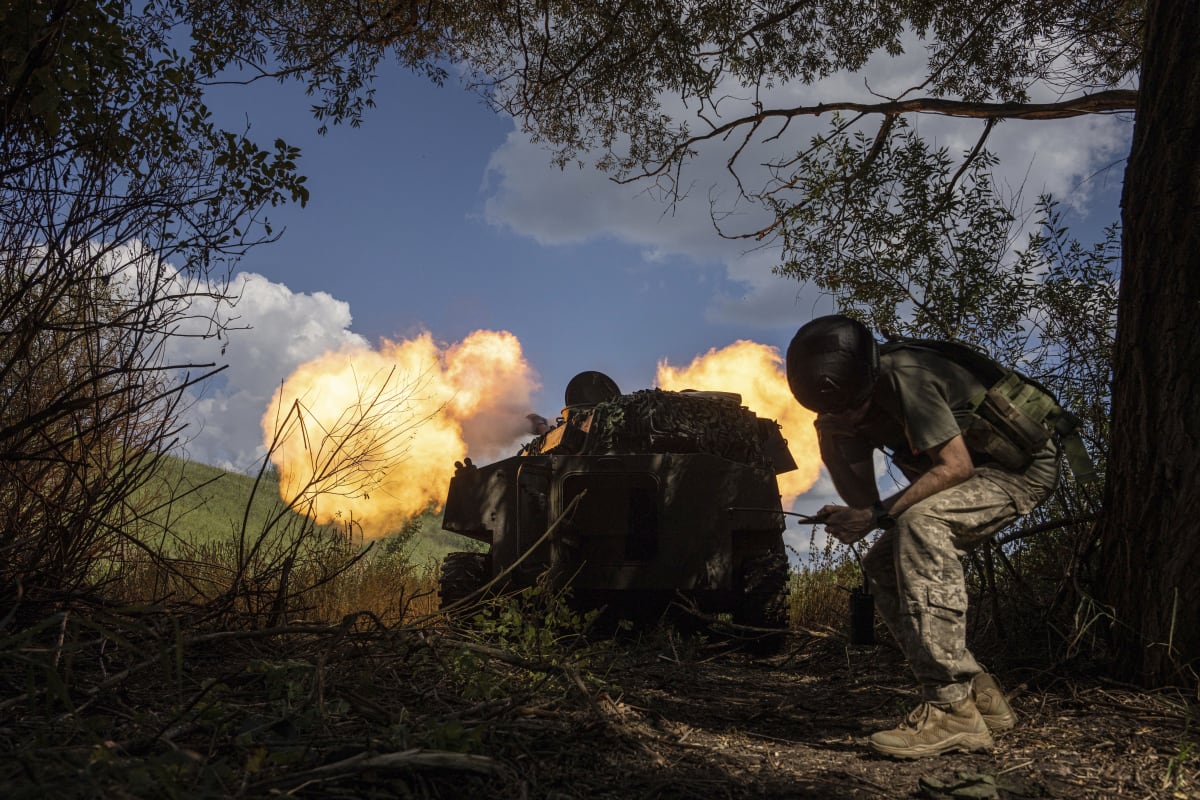 Ukrajinci pomocí houfnic ostřelují ruské pozice v Charkovské oblasti.