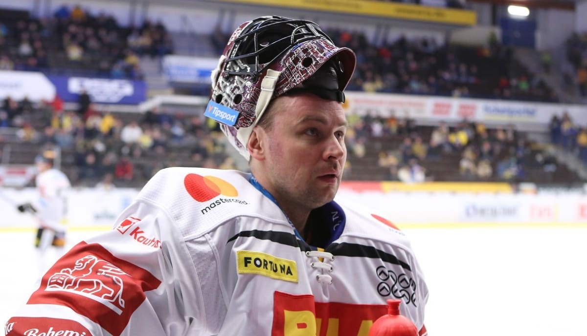 Július Hudáček v minulé sezoně chytal za pražskou Spartu. Teď se vydal do KHL.