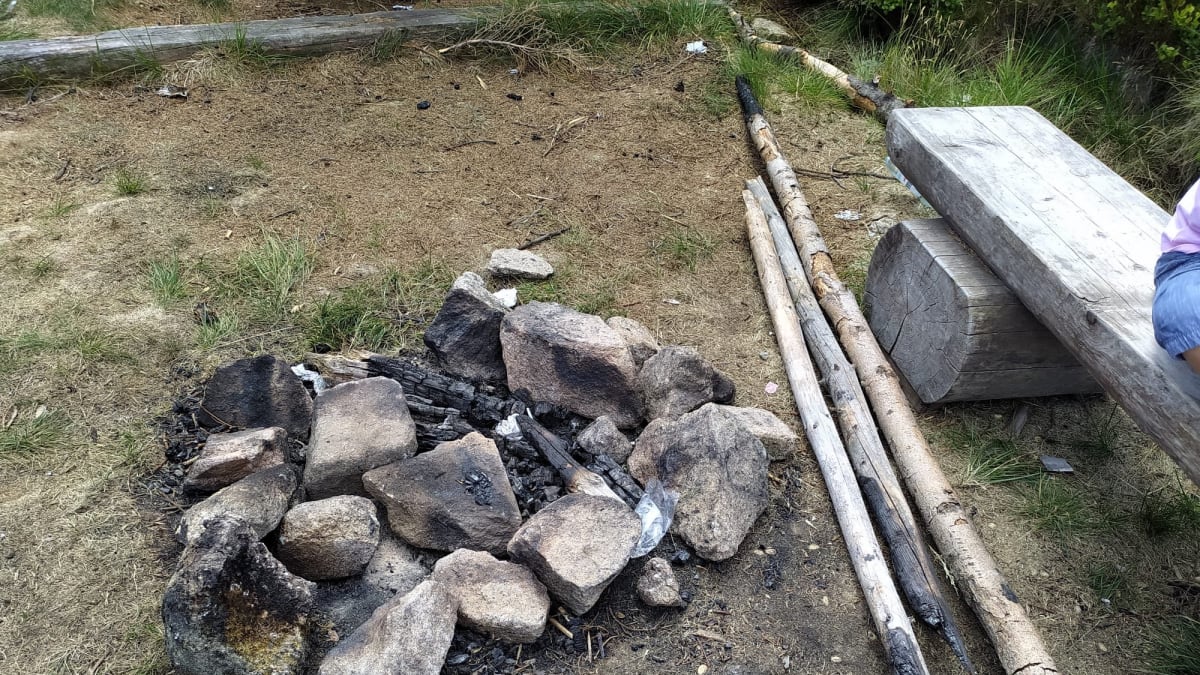 Navzdory výstraze před vznikem požárů ve volné přírodě v noci na dnešek na hřebenech Krkonoš někdo rozdělal oheň. 