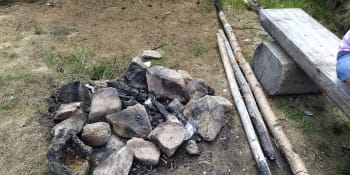 V Krkonoších turisté pálili dřevěné tyče. Mohli jsme konkurovat Hřensku, děsí se KRNAP