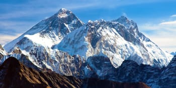 Neštěstí při vyhlídkovém letu na Everest. Vrtulník se zřítil a shořel, zemřelo šest lidí