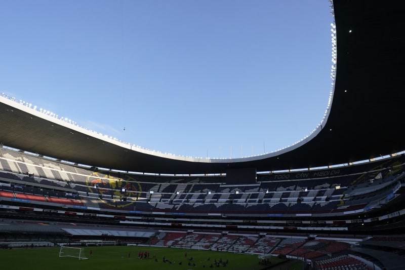 Estadio Azteca v Mexico city má mimořádnou kapacitu 87 523 diváků. 
