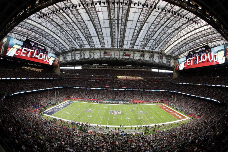 NRG Stadium v Houstonu obsahuje 72 220 sedaček. 