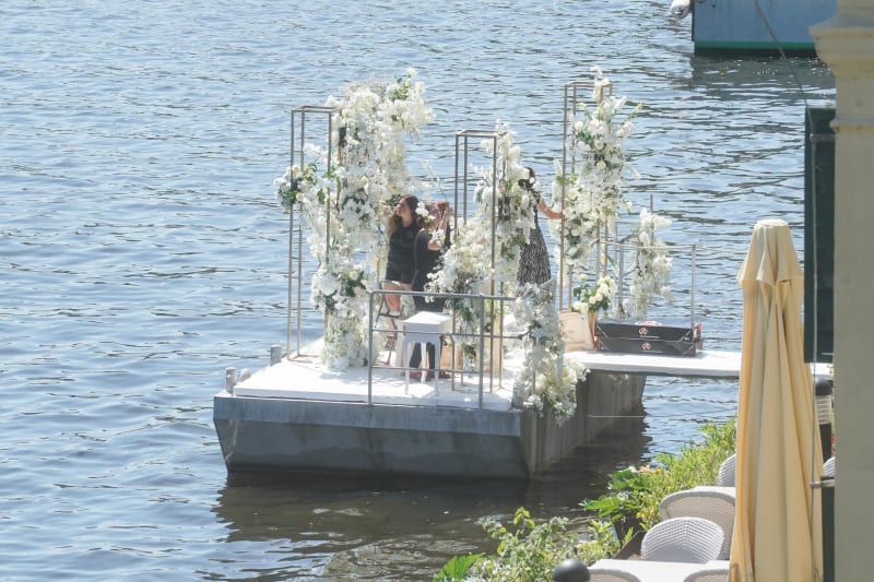 Finální svatební přípravy na mole v Občanské Plovárně, kde si Karlos a Lela řeknou své ano