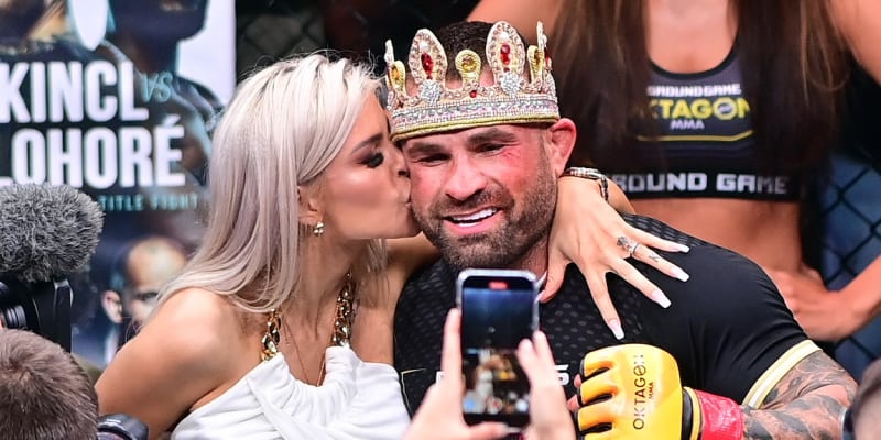 Karlos Vémola a Lela Ceterová 24. července poté, co Karlos v rámci Oktagon 34 získal titul šampiona v polotěžké váze