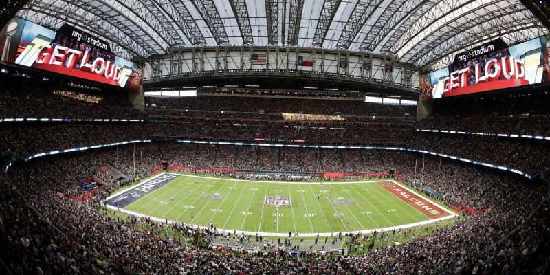 NRG Stadium v Houstonu obsahuje 72 220 sedaček. 