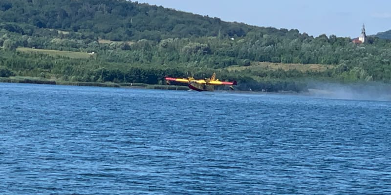 Italské letadlo Canadair nad jezerem Milada