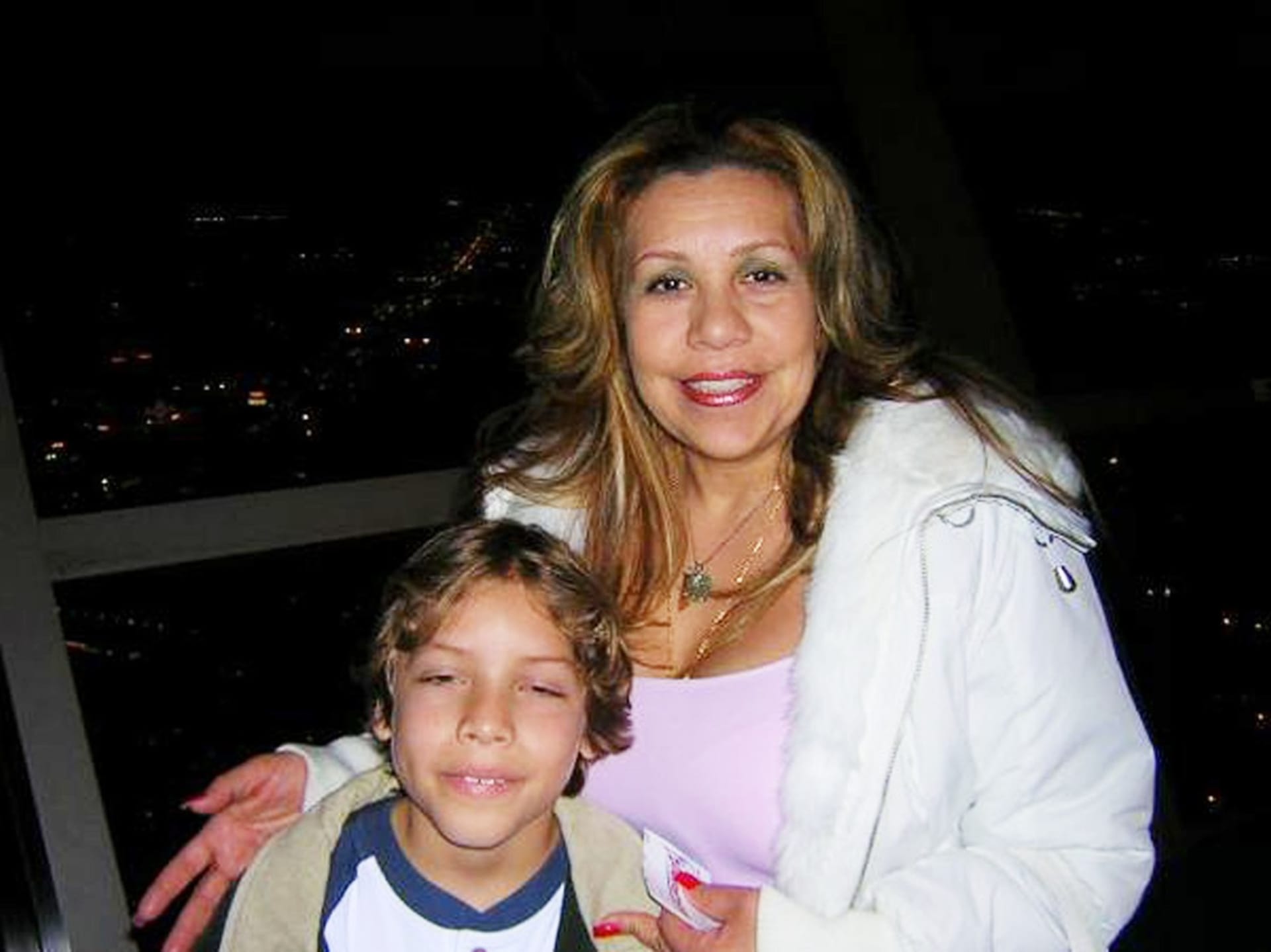 Mildred Patricia Baena s Arnoldovým nemanželským synem Josephem Baenou (2011)