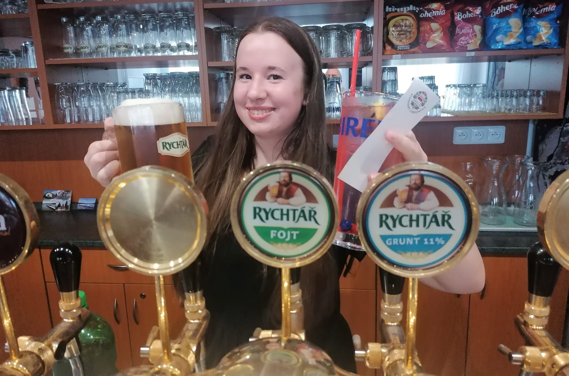 V penzionu Vysočina v Bídě, což je místní část Škrdlovic na Vysočině, teče pivo proudem. Majitelé říkají, že na pivu lidé nešetří ani v krizi, jen mírně omezili stravování.