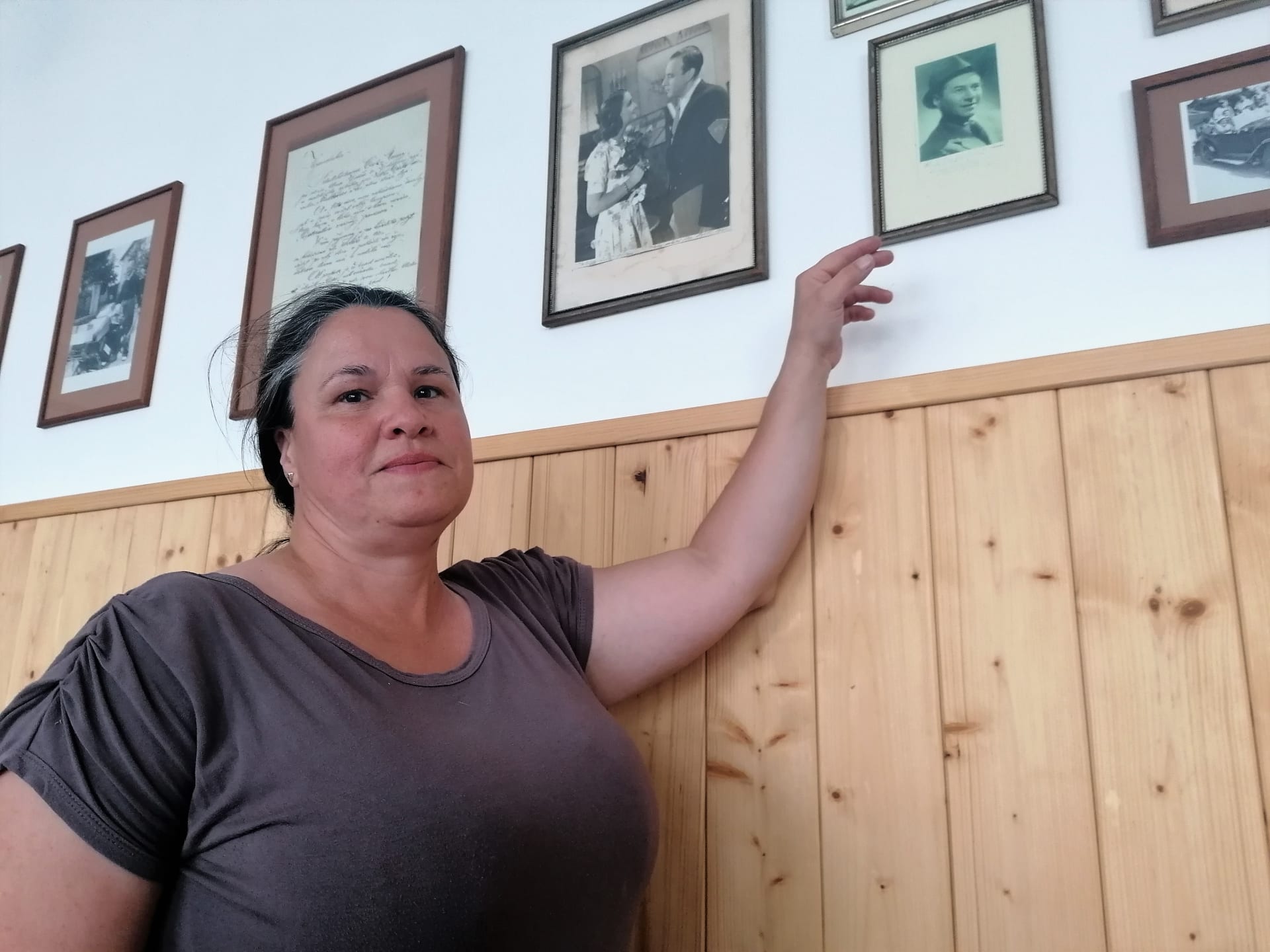 Věra Špinarová ukazuje památky na slavné hosty penzionu v Bídě. Fotky s podpisy slavných herců meziválečného Československa.